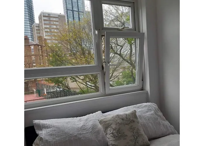 Room In Friendly Apartment Central London